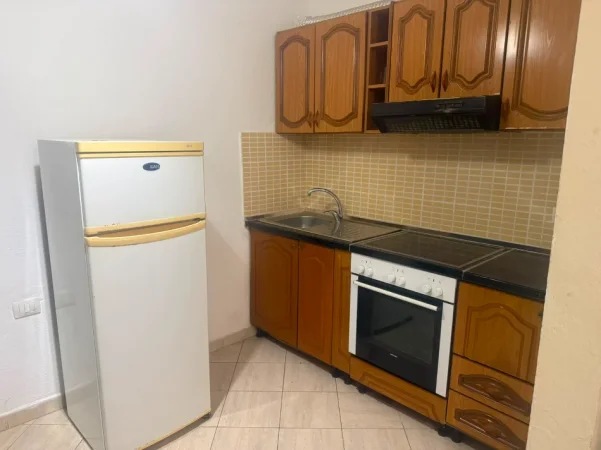 Tirane, jepet me qera apartament 1+1 , 400 € (Astir)