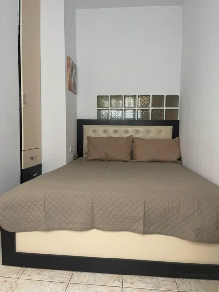 Tirane, jepet me qera apartament 1+1 Kati 4, 50 m² 450 € (Him kol)
