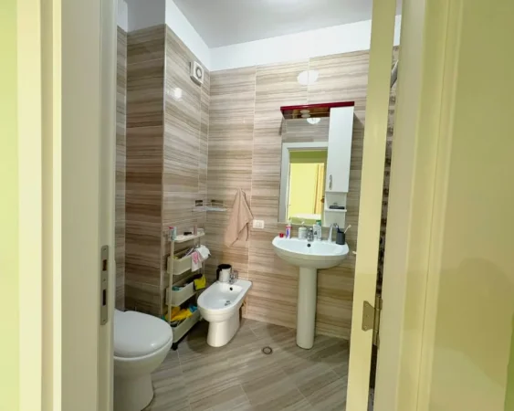 Tirane, jepet me qera apartament 1+1 Kati 3, 70 m² 700 € (Rruga Luigj Gurakuqi)