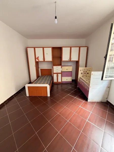 Tirane, jepet me qera apartament 3+1+Aneks+Ballkon Kati 2, 140 m² 700 € (astir)