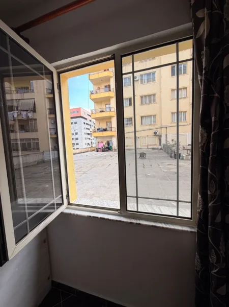 Tirane, jepet me qera apartament 3+1+Aneks+Ballkon Kati 2, 140 m² 700 € (astir)