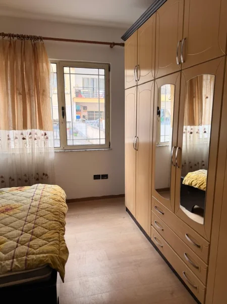 Tirane, jepet me qera apartament 3+1+Aneks+Ballkon Kati 2, 140 m² 700 € (astir)