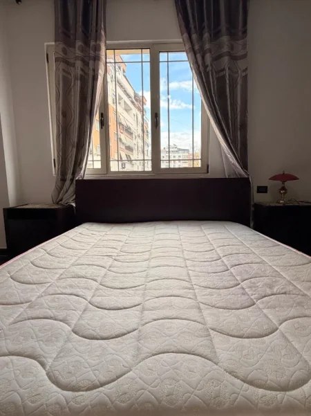Tirane, jepet me qera apartament 3+1+Aneks+Ballkon Kati 2, 140 m² 700 € (astir)