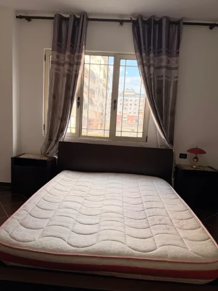 Tirane, jepet me qera apartament 3+1+Aneks+Ballkon Kati 2, 140 m² 700 € (astir)