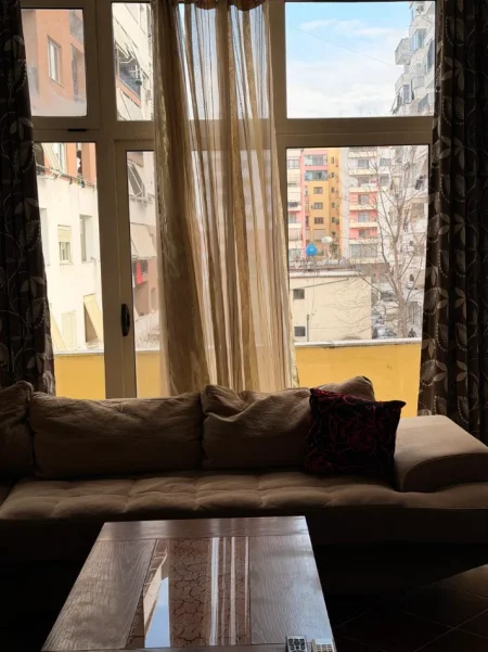 Tirane, jepet me qera apartament 3+1+Aneks+Ballkon Kati 2, 140 m² 700 € (astir)