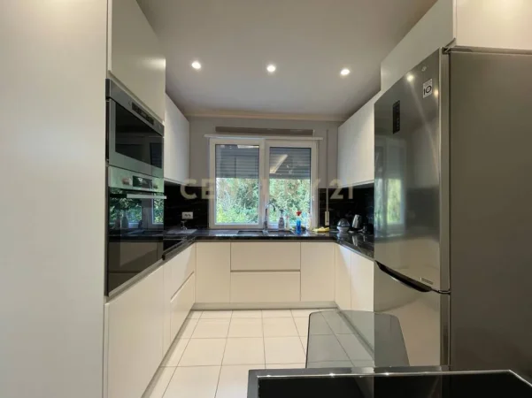 Tirane, jepet me qera apartament 1+1+Ballkon Kati 1, 80 m² 900 € (teg)