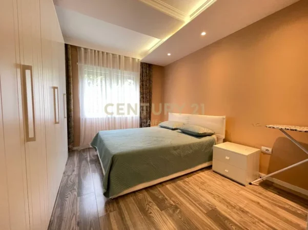 Tirane, jepet me qera apartament 1+1+Ballkon Kati 1, 80 m² 900 € (teg)