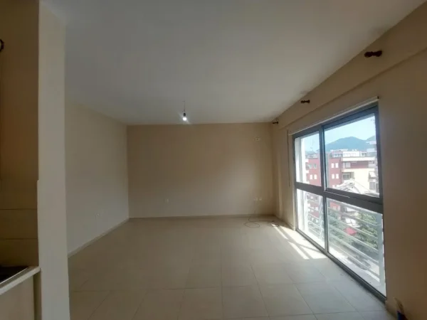 Tirane, jepet me qera apartament 2+1 Kati 5, 90 m² 450 € (Rruga 5 Maji)