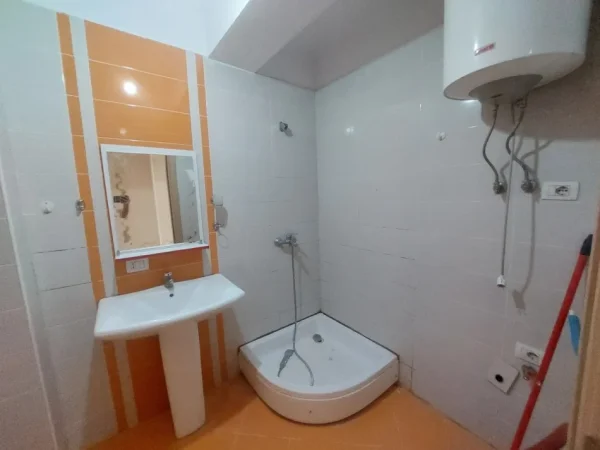 Tirane, jepet me qera apartament 2+1 Kati 5, 90 m² 450 € (Rruga 5 Maji)