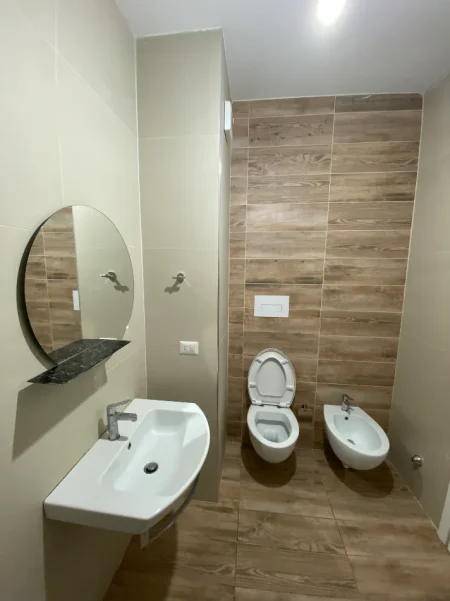 Tirane, jepet me qera apartament 1+1+Aneks+Ballkon Kati 1, 60 m² 550 € (Ambasada Amerikane)