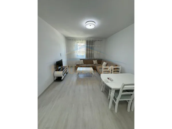 Tirane, jepet me qera apartament 1+1 Kati 3, 65 m² 470 € (Unaza e Re)