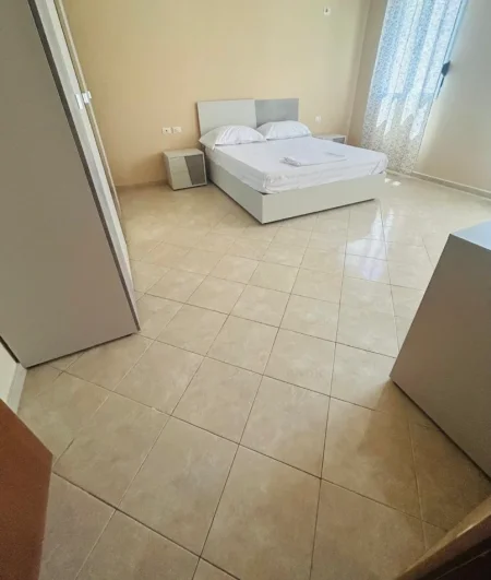 Vlore, jepet me qera apartament 1+1+Ballkon Kati 4, 100 m² (Rruga kosova)