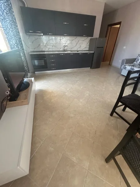 Vlore, jepet me qera apartament 1+1+Ballkon Kati 4, 100 m² (Rruga kosova)