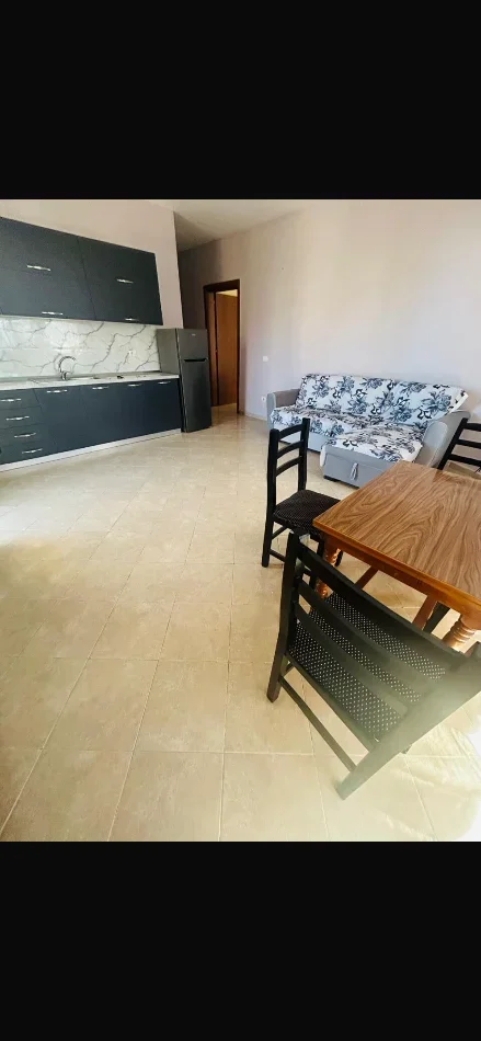 Vlore, jepet me qera apartament 1+1+Ballkon Kati 4, 100 m² (Rruga kosova)