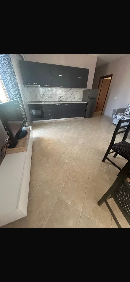 Vlore, jepet me qera apartament 1+1+Ballkon Kati 4, 100 m² (Rruga kosova)