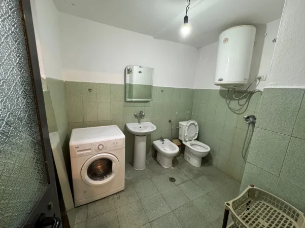 Tirane, jepet me qera garsonier 1+1 Kati 0, 32 m² 200 € 