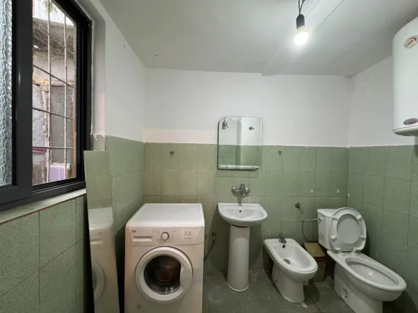Tirane, jepet me qera garsonier 1+1 Kati 0, 32 m² 200 € 