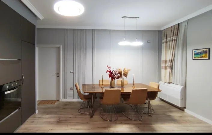 Tirane, jepet me qera apartament 2+1+Ballkon Kati 1, 620 € (Kopshti Botanik, Rruga Selite e vjeter)