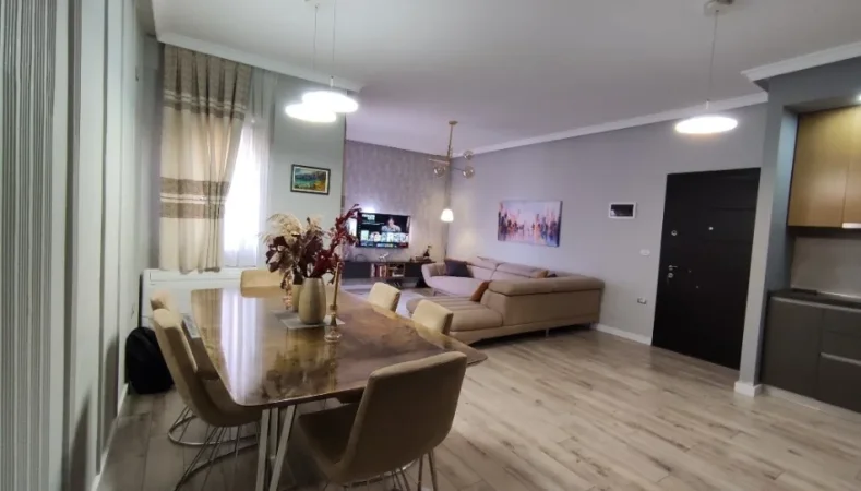 Tirane, jepet me qera apartament 2+1+Ballkon Kati 1, 620 € (Kopshti Botanik, Rruga Selite e vjeter)
