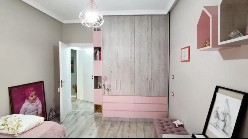 Tirane, jepet me qera apartament 2+1+Ballkon Kati 1, 620 € (Kopshti Botanik, Rruga Selite e vjeter)