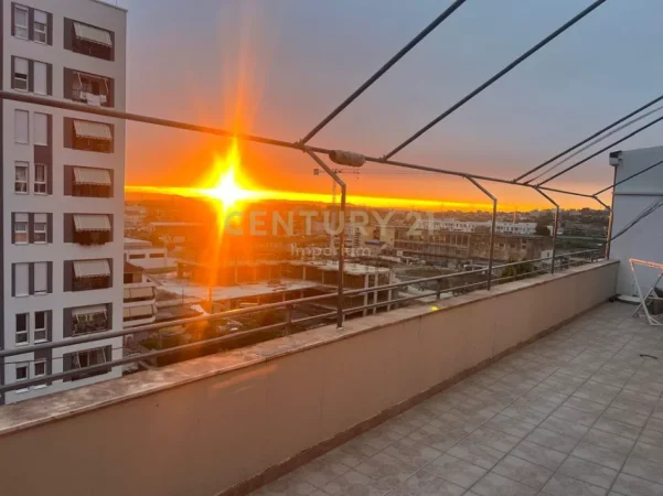 Tirane, jepet me qera apartament 2+1+Ballkon Kati 8, 115 m² 700 € (5 maji)