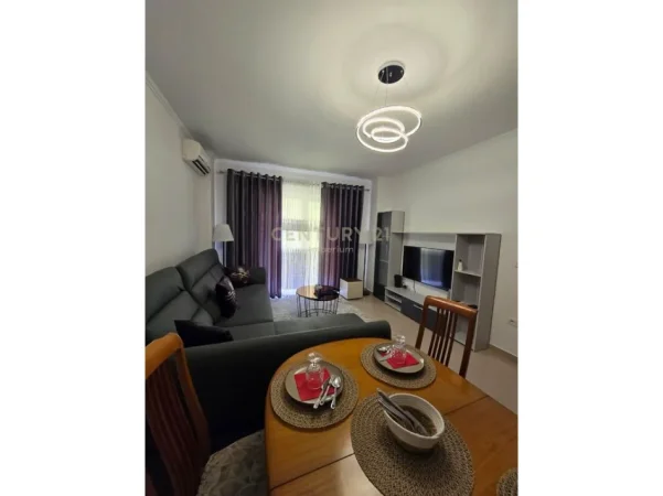 Tirane, jepet me qera apartament 2+1+Ballkon Kati 8, 115 m² 700 € (5 maji)