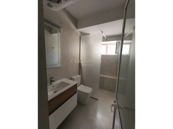 Tirane, jepet me qera apartament 2+1 Kati 1, 75 m² 750 € (blloku prane frutza)