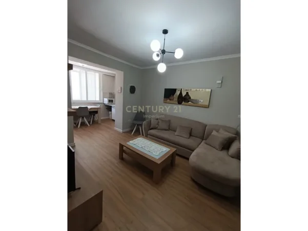 Tirane, jepet me qera apartament 2+1 Kati 1, 75 m² 750 € (blloku prane frutza)