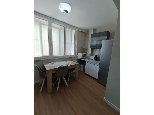 Tirane, jepet me qera apartament 2+1 Kati 1, 75 m² 750 € (blloku prane frutza)