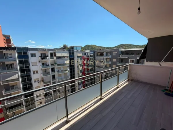 Tirane, jepet me qera apartament 2+1 Kati 8, 106 m² 800 € (perballe spitalit amerikan 3 tek golden park)