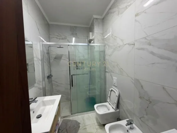 Tirane, jepet me qera apartament 2+1 Kati 8, 106 m² 800 € (perballe spitalit amerikan 3 tek golden park)