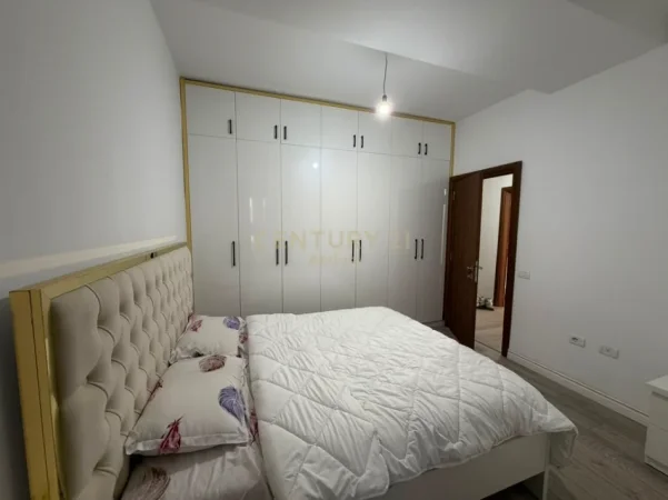 Tirane, jepet me qera apartament 2+1 Kati 8, 106 m² 800 € (perballe spitalit amerikan 3 tek golden park)
