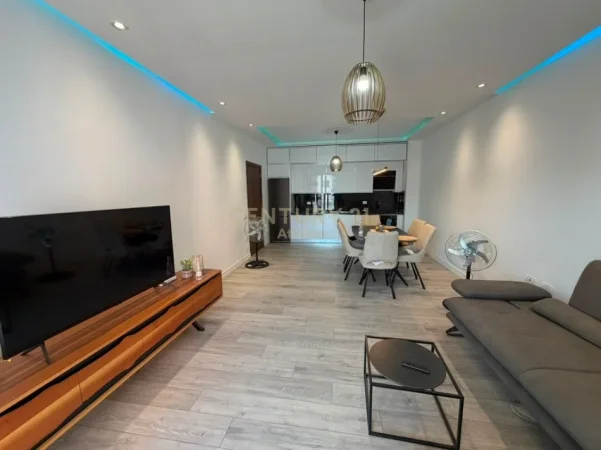 Tirane, jepet me qera apartament 2+1 Kati 8, 106 m² 800 € (perballe spitalit amerikan 3 tek golden park)