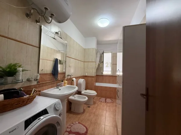 Tirane, jepet me qera apartament 2+1 Kati 8, 120 m² 850 € (rruga e elbasanit)