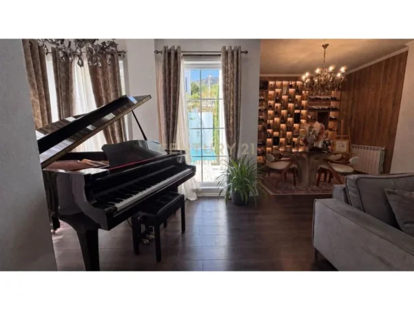 Tirane, shitet Vile 5+1 Kati 3, 415 m² 600.000 € (5 min nga qendra)