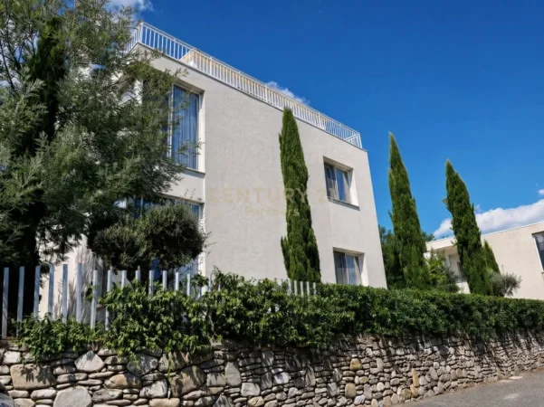 Tirane, shitet Vile 5+1 Kati 3, 415 m² 600.000 € (5 min nga qendra)