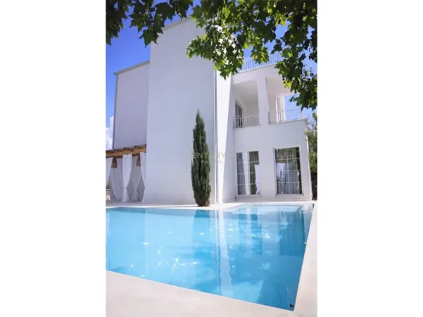 Tirane, shitet Vile 5+1 Kati 3, 415 m² 600.000 € (5 min nga qendra)