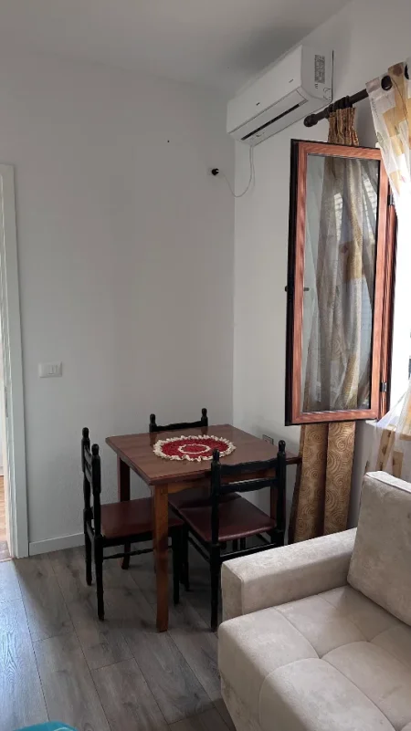 Tirane, jepet me qera Vile 1+1 Kati 2, 40 m² 450 €