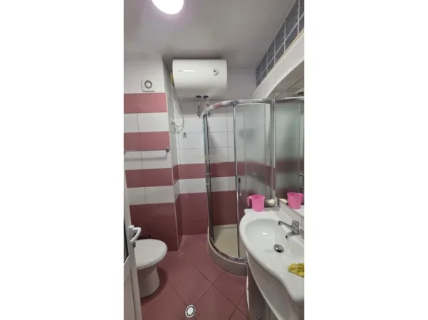 Tirane, jepet me qera apartament 1+1 Kati 7, 70 m² 600 € (materniteti i ri)