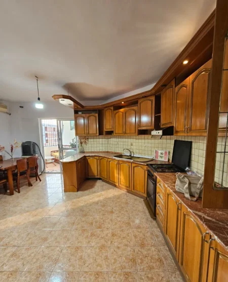 Tirane, jepet me qera apartament 2+1+Ballkon Kati 9, 105 m² 550 € (Laprake)