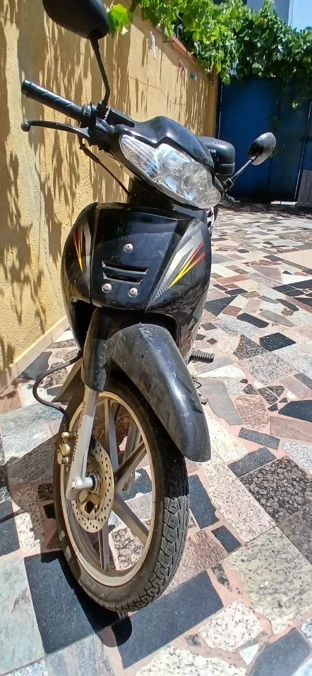 Tirane, shes motor Yinxiang , e zeze