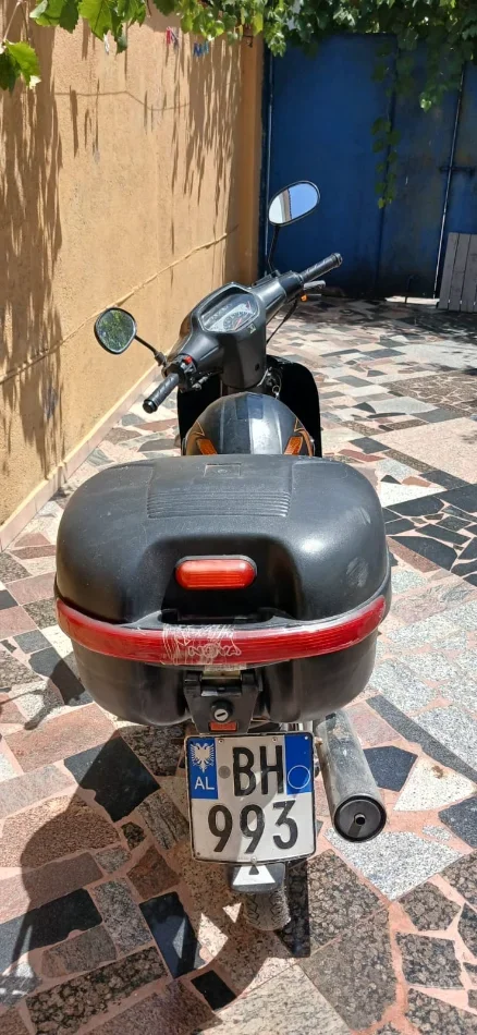 Tirane, shes motor Yinxiang , e zeze