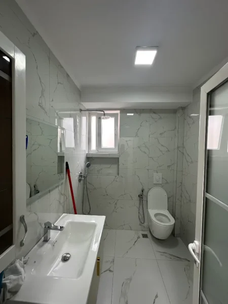 Tirane, jepet me qera apartament 2+1+Aneks+Ballkon Kati 4, 650 € (Hasan ceka)