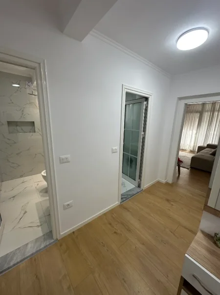 Tirane, jepet me qera apartament 2+1+Aneks+Ballkon Kati 4, 650 € (Hasan ceka)