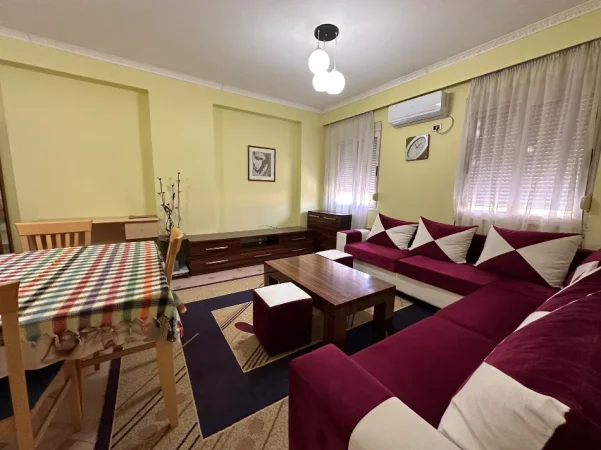 Tirane, jepet me qera apartament 1+1+Aneks Kati 1, 100 m² 680 € 