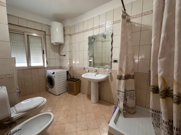 Tirane, jepet me qera apartament 1+1+Aneks Kati 1, 100 m² 680 € 