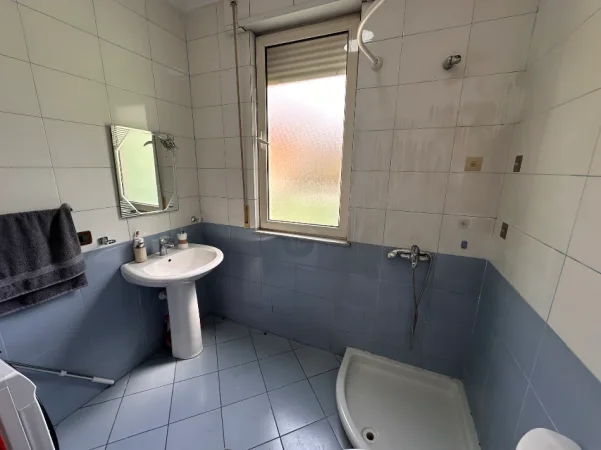 Durres, jepet me qera apartament 1+1+Ballkon Kati 3, 80 m² 680 € (Rruga tefta tashko Koco prane kom.nr1)