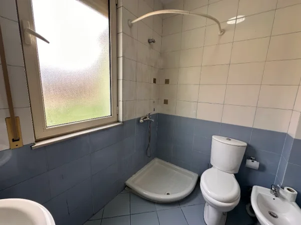 Durres, jepet me qera apartament 1+1+Ballkon Kati 3, 80 m² 680 € (Rruga tefta tashko Koco prane kom.nr1)