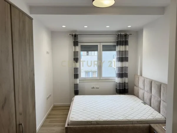Tirane, jepet me qera apartament 3+1 Kati 3, 140 m² 1.400 € (TEG)
