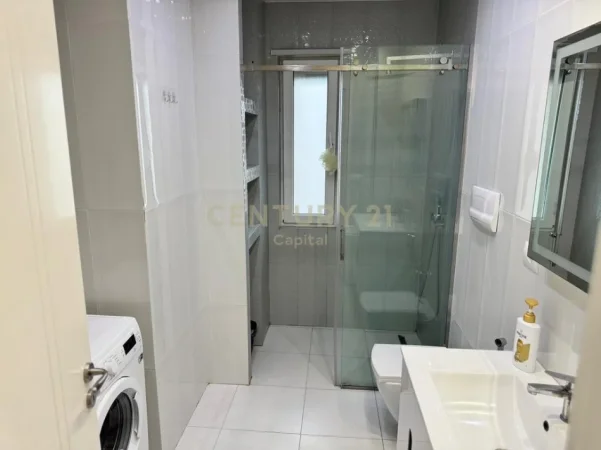 Tirane, jepet me qera apartament 3+1 Kati 3, 140 m² 1.400 € (TEG)